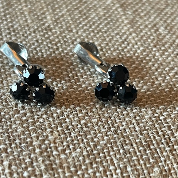 Vtg Black round silver prong set clip on earrings - Picture 1 of 4